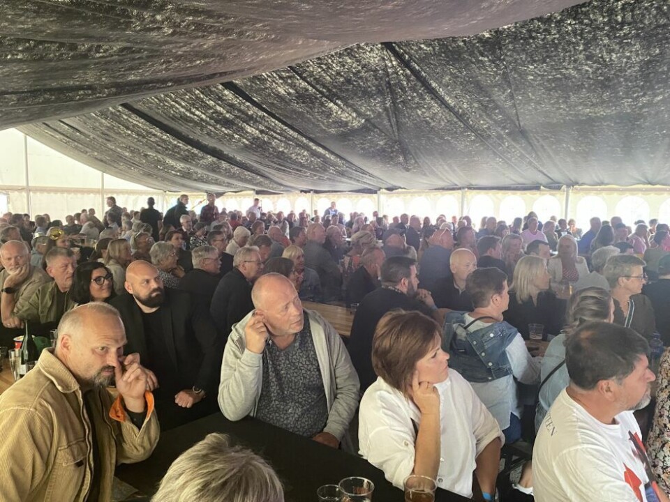 FULLT HUS. Det var ikke mange plasser ledig inne i teltet på konserten med Henning Kvitnes. FULLT HUS. Det var ikke mange plasser ledig inne i teltet på konserten med Henning Kvitnes. Foto: Tor Arne Ødegaard Hanssen