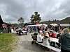 FULLT HUS. Det var stort sett smekkfulle bord og benker hele dagen i nydelig høstvær lørdag. Foto: Espen Johansen