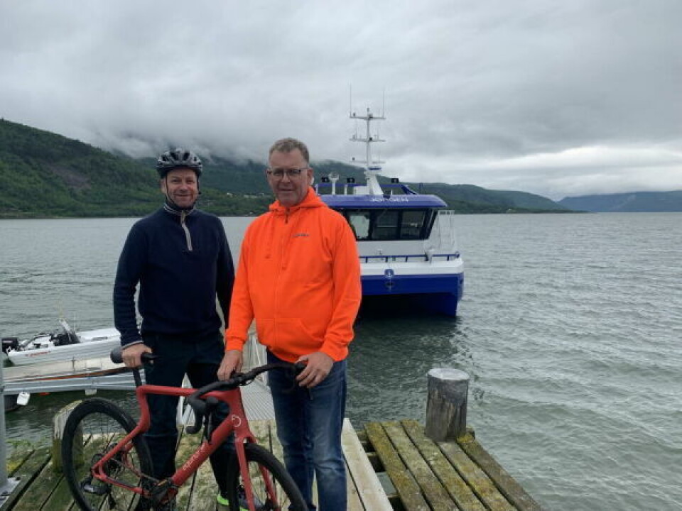 ROGNAN. Lørdag overleverte Sverre Breivik Arctic Race-sykkelen til Ronny Borge som fraktet den med el-båt over fjorden til Fauske. ROGNAN. Lørdag overleverte Sverre Breivik Arctic Race-sykkelen til Ronny Borge som fraktet den med el-båt over fjorden til Fauske. Foto: privat