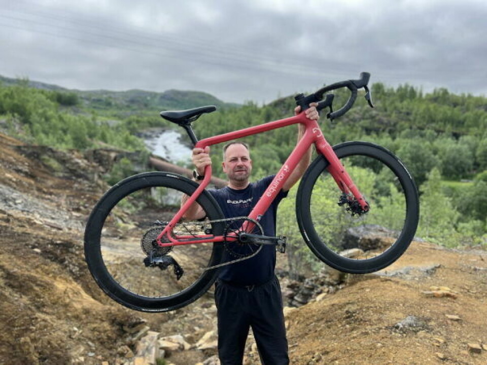 RUNDTUR. ARN-sykkelen fikk seg tur til både SKS Arena, bygdetunet, Sjånstå og her ved besøksgruva i Sulis i helgen. Varaordfører Ronny Borge overlot den mandag til Gisle Hansen i Sørfold. RUNDTUR. ARN-sykkelen fikk seg tur til både SKS Arena, bygdetunet, Sjånstå og her ved besøksgruva i Sulis i helgen. Varaordfører Ronny Borge overlot den mandag til Gisle Hansen i Sørfold. Foto: Espen Johansen