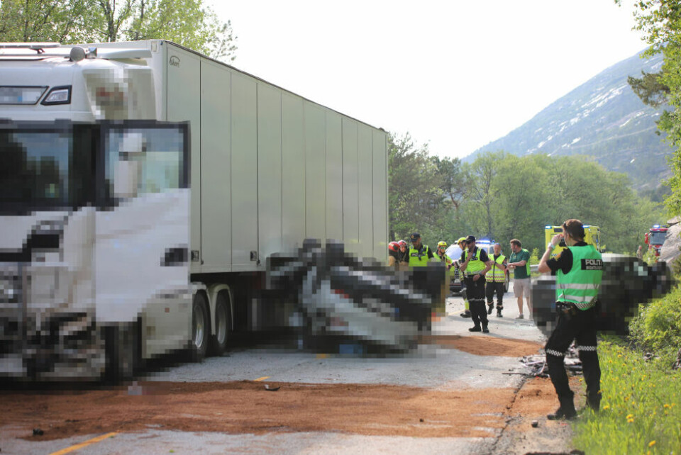 ALVORLIG ULYKKE. Til sammen fire personer fordelt i tre kjøretøy, en lastebil og to personbiler, var involvert i den tragiske ulykken. ALVORLIG ULYKKE. Til sammen fire personer fordelt i tre kjøretøy, en lastebil og to personbiler, var involvert i den tragiske ulykken. Foto: Lise Ailin Rosvoll Berntzen