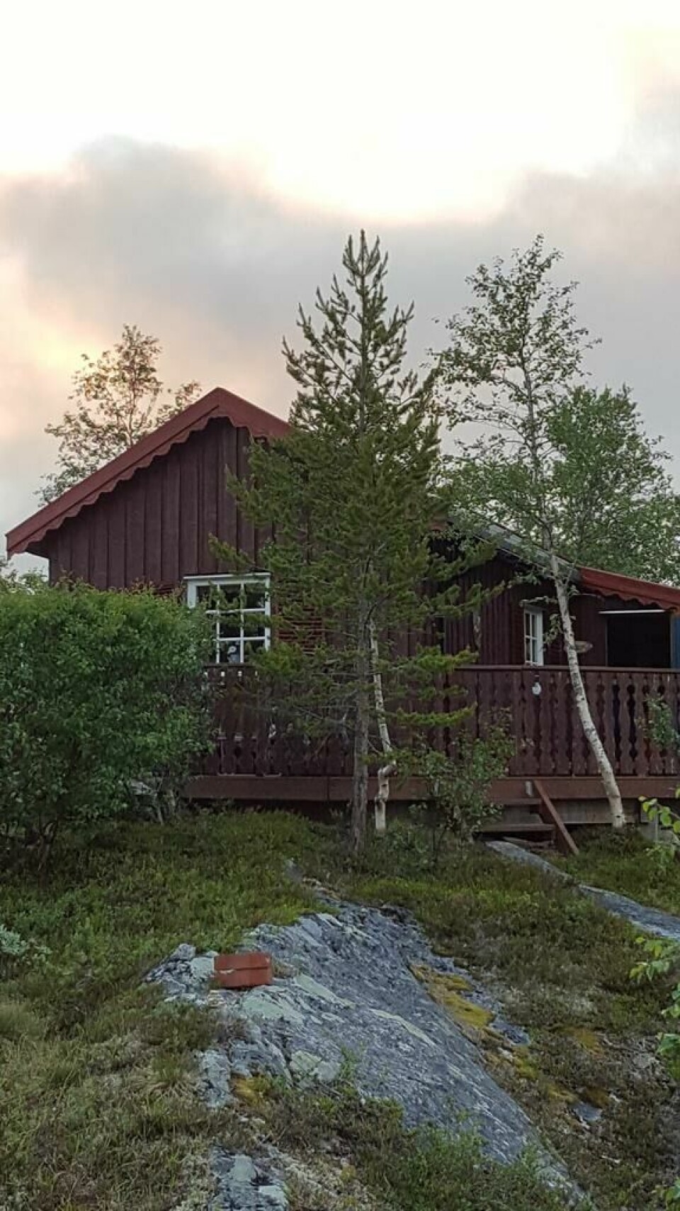 KJÆR HYTTE. Det var foreldrene til Marit som kjøpte hytta i 1985. Den ble bygget rundt 1955 og ble først brukt som spisebu for de som bygde jernbanen nordover fra Lønsdal. (Lønsdal stasjon var endestasjon fra 1947-1955). - Det som har vært vårt hytteparadis på fjellet, føles nå mer som et mareritt, sier Marit. KJÆR HYTTE. Det var foreldrene til Marit som kjøpte hytta i 1985. Den ble bygget rundt 1955 og ble først brukt som spisebu for de som bygde jernbanen nordover fra Lønsdal. (Lønsdal stasjon var endestasjon fra 1947-1955). - Det som har vært vårt hytteparadis på fjellet, føles nå mer som et mareritt, sier Marit. Foto: Privat