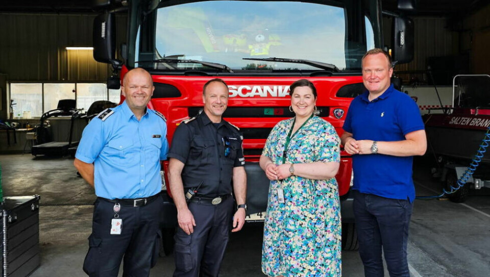 BRANN. Statssekretæren møtte også representanter fra Salten Brann under bsøket på Fauske. Fra venstre Bent F. Sollund og Kjetil Haugen fra Salten Brann, ordfører Marlen Rendall Berg (Sp) og statssekretær i justisdepartementet Hans-Petter Aasen (Sp). BRANN. Statssekretæren møtte også representanter fra Salten Brann under bsøket på Fauske. Fra venstre Bent F. Sollund og Kjetil Haugen fra Salten Brann, ordfører Marlen Rendall Berg (Sp) og statssekretær i justisdepartementet Hans-Petter Aasen (Sp). Foto: Ida Bjørkquist