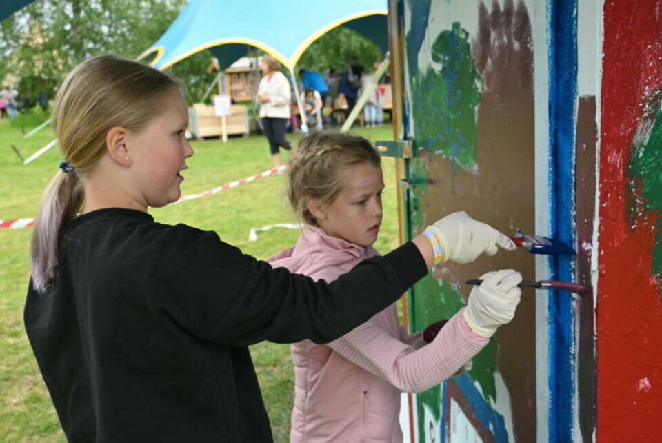 TAGGING. Fint å male som man vil, og ikke være så nøye, mener Tiril Hennie Norbergsen (9) (t.v.) og Mattea Navjord Øines (8). TAGGING. Fint å male som man vil, og ikke være så nøye, mener Tiril Hennie Norbergsen (9) (t.v.) og Mattea Navjord Øines (8). Foto: Stig Bjørnar Karlsen