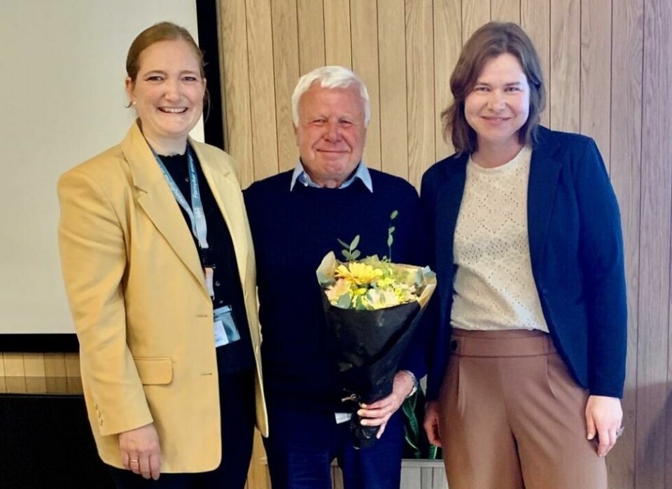 TAKKES AV. Odd-Tore Fygle flankert av Ida Pinnerød til venstre og Liina Veerme til høyre. TAKKES AV. Odd-Tore Fygle flankert av Ida Pinnerød til venstre og Liina Veerme til høyre. Foto: SKS