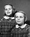 BLE FARLØSE. Søstrene Ingrid og Antje Keller mistet faren Wilhelm i 1943. Bildet er tatt på slutten av 1940-tallet. Foto utlånt av Jenny Lovatt.