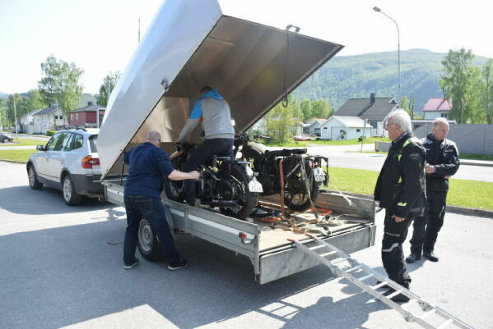 MØTTES I SALTDAL. På Rognan møttes saltdalingene og de to som kom fra sørsiden av Saltfjellet. Her trilles en motorsykkel fra 1938 av tilhengeren. Fra venstre Svein Lundberg, Benny Sætermo, Odd Ivar Thoresen og Ansgar Solberg. MØTTES I SALTDAL. På Rognan møttes saltdalingene og de to som kom fra sørsiden av Saltfjellet. Her trilles en motorsykkel fra 1938 av tilhengeren. Fra venstre Svein Lundberg, Benny Sætermo, Odd Ivar Thoresen og Ansgar Solberg.