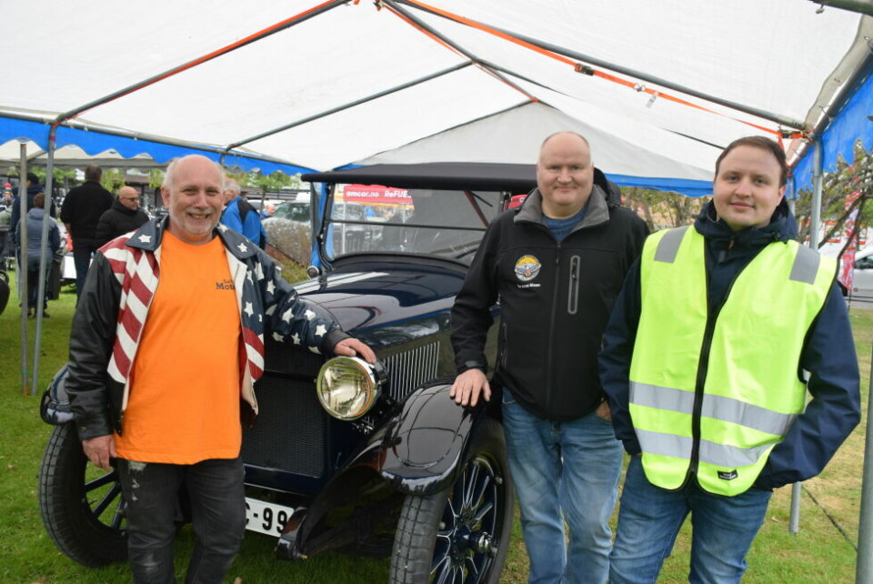 Fra venstre Alf-Einar Eriksen, Tor Arne Moen og Andreas Moen i Saltdal amcar-klubb er godt fornøyd med besøket. Her er de foran en av Stig Otto Nilsen sine biler, som tidligere har hatt Fridtjof Nansen som eier. Fra venstre Alf-Einar Eriksen, Tor Arne Moen og Andreas Moen i Saltdal amcar-klubb er godt fornøyd med besøket. Her er de foran en av Stig Otto Nilsen sine biler, som tidligere har hatt Fridtjof Nansen som eier. Foto: Eva S. Winther