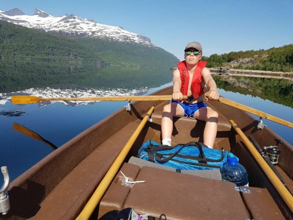 DRØMMETUR. Blikkstille hav og strålende sol i starten på turen gjorde at det gikk bra unna i båten. DRØMMETUR. Blikkstille hav og strålende sol i starten på turen gjorde at det gikk bra unna i båten. Foto: Ole Oddvar Johansen