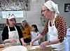 OPPLÆRING. Flere ivrige bakere på besøk i bakstehuset. Foto: Inger Lise Ukkestad Reppen