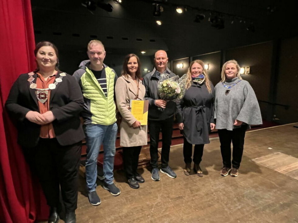 FORNØYDE. Nå kan arbeidet med å tette taket på Folkets hus i Sulis starte. Fra venstre ordfører i Fauske Marlen Rendall Berg, Ståle Indregård og Kathrine Moan Larsen fra Folkets hus venner, styreleder i Folkets hus Cato Lund, Hanne Jakhelln fra Kulturminnefondet og fylkesordfører Kari Anne Bøkestad Andreassen. FORNØYDE. Nå kan arbeidet med å tette taket på Folkets hus i Sulis starte. Fra venstre ordfører i Fauske Marlen Rendall Berg, Ståle Indregård og Kathrine Moan Larsen fra Folkets hus venner, styreleder i Folkets hus Cato Lund, Hanne Jakhelln fra Kulturminnefondet og fylkesordfører Kari Anne Bøkestad Andreassen. Foto: Espen Johansen