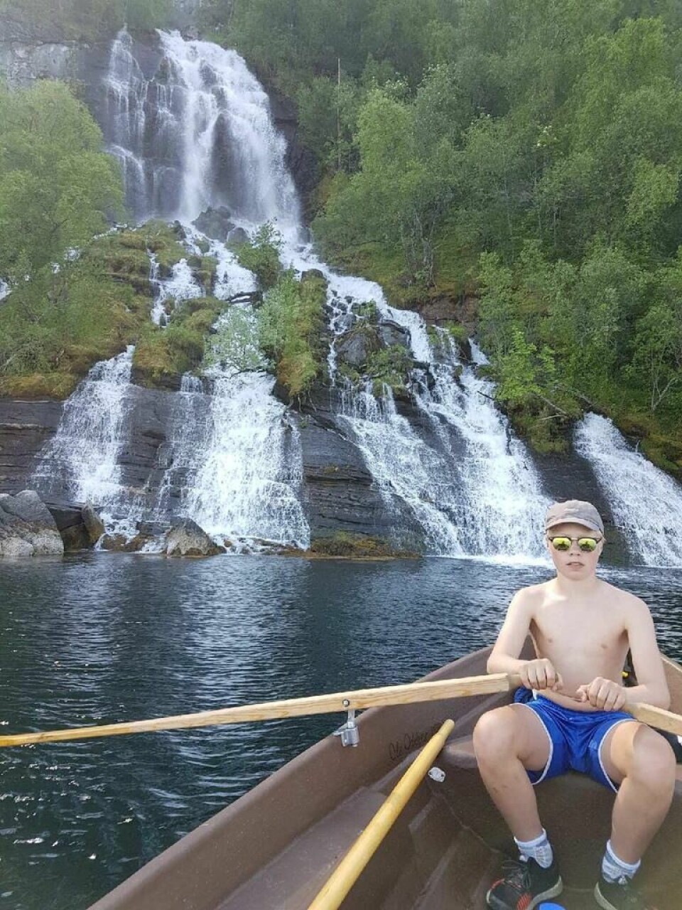 FINT. Etter halvannen times roing var Tobias og Ole på høyde med midten av Steigentunnelen. Fosser som dette er med på å gjøre enhver rotur ekstra fin. FINT. Etter halvannen times roing var Tobias og Ole på høyde med midten av Steigentunnelen. Fosser som dette er med på å gjøre enhver rotur ekstra fin. Foto: Ole Oddvar Johansen