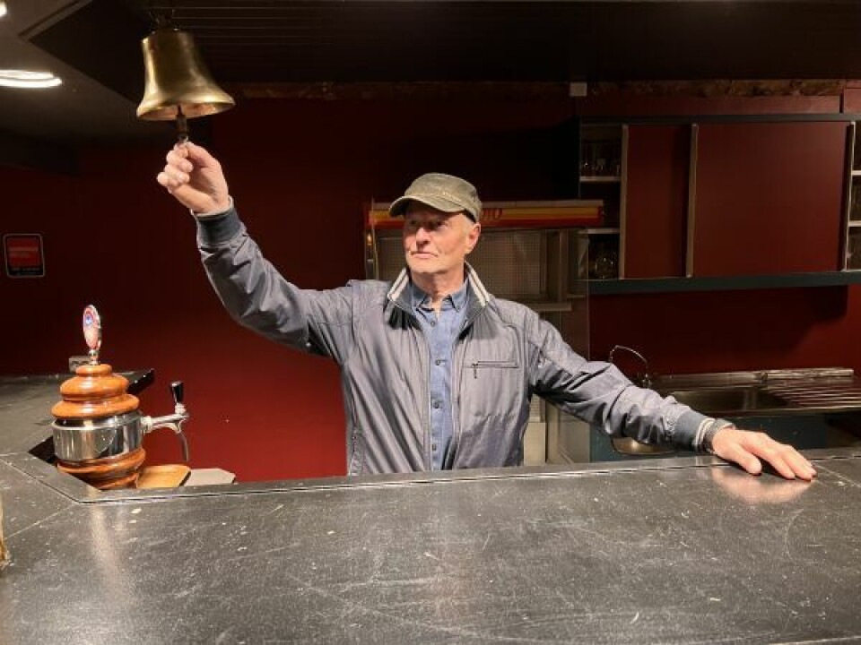 Cato Lund tok gjestene med på omvisning i hele bygget. Her er han bak baren inne på Bolsarn pub. Cato Lund tok gjestene med på omvisning i hele bygget. Her er han bak baren inne på Bolsarn pub. Foto: Espen Johansen