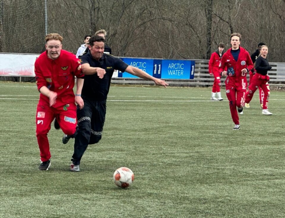 TAKLING. Dagens kamp mellom rødrussen og politiet bød på god underholdning og god stemning. TAKLING. Dagens kamp mellom rødrussen og politiet bød på god underholdning og god stemning. Foto: Erica Restoften