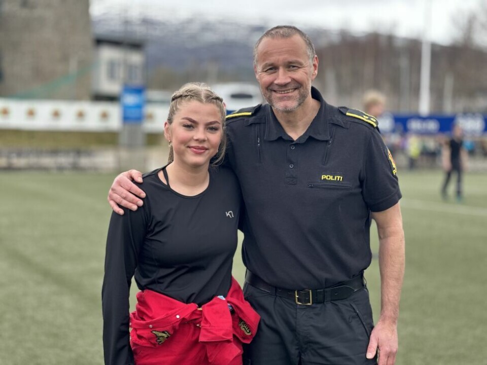 PÅ LAG. Russen sin kaptein Regine Furre Henriksen og politiet sin kaptein Bjørn Tore Rønning er på samme lag, i alle fall utenfor banen. PÅ LAG. Russen sin kaptein Regine Furre Henriksen og politiet sin kaptein Bjørn Tore Rønning er på samme lag, i alle fall utenfor banen. Foto: Erica Restoften