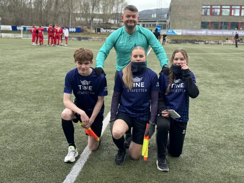 KAMPELEDER. Dommer Tom Gunnar Rasmussen hadde med seg Tobias Hjemaas og Andrea Arntzen på sidelinjen og Sofia Pedersen holdt orden i regnskapet. Alle tre er til vanlig elever av Rasmussen på Fauske barne- og ungdomsskole. KAMPELEDER. Dommer Tom Gunnar Rasmussen hadde med seg Tobias Hjemaas og Andrea Arntzen på sidelinjen og Sofia Pedersen holdt orden i regnskapet. Alle tre er til vanlig elever av Rasmussen på Fauske barne- og ungdomsskole.