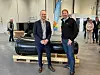 ENDELIG I GANG. Geir Wenberg i Wenberg fiskeoppdrett og John Arne Breivik i Stingray Marine Solutions var begge enige om at den 24. mai kommer til å bli en flaggdag i Wenberg Innovation Park i lang tid framover. Foto: Helge Simonsen
