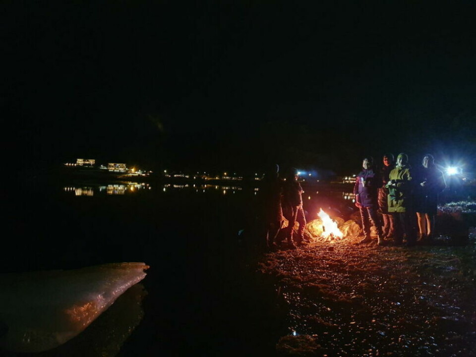 SAMLES. Etter et kaldt bad er det godt å varme seg på et bål. Damene på Rognan drømmer om en vedfyrt badstue på Skansenøyra. SAMLES. Etter et kaldt bad er det godt å varme seg på et bål. Damene på Rognan drømmer om en vedfyrt badstue på Skansenøyra. Foto: Solveig Strøm
