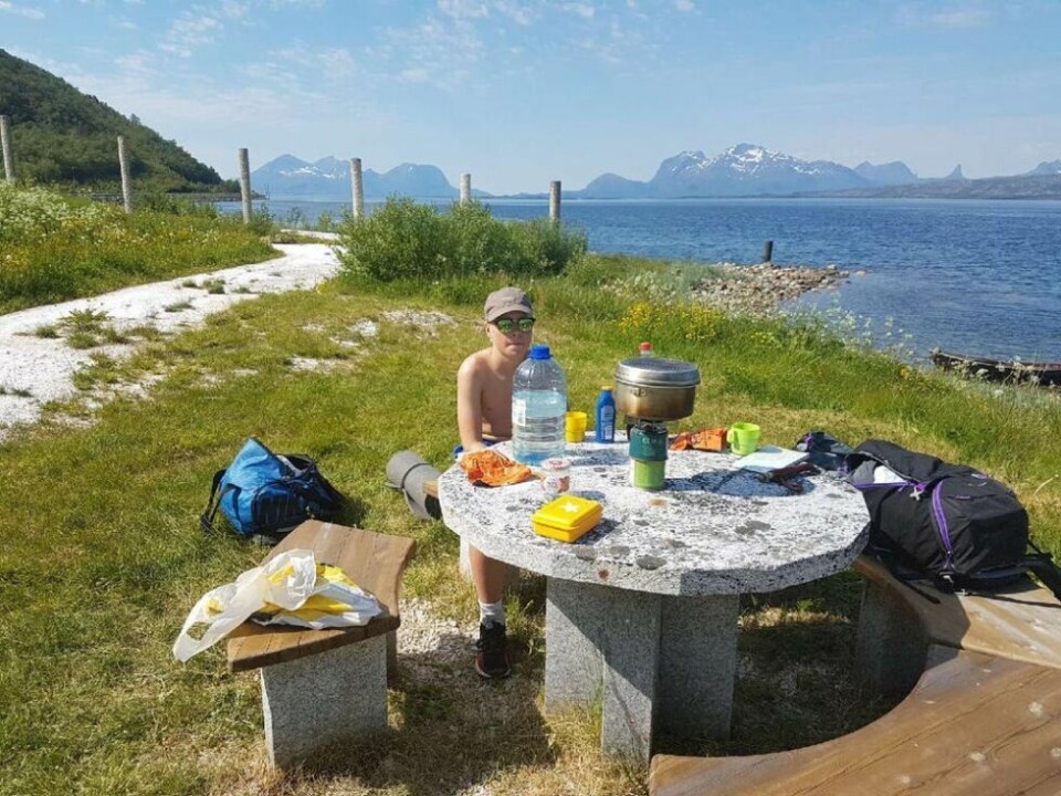 MATPAUSE. De to spreke roerne hadde med seg nok mat og vann og unnet seg noen stopp på turen. Her er det pause i Forsan. MATPAUSE. De to spreke roerne hadde med seg nok mat og vann og unnet seg noen stopp på turen. Her er det pause i Forsan. Foto: Ole Oddvar Johansen
