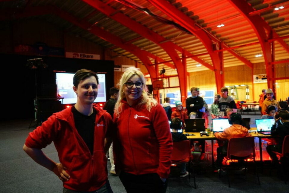 FORNØYDE. Bjørn David Bancel Vik i Redd Barna region nord og Hanne Myrvang, Fylkesaksjonsleder for TV-aksjonen i Nordland, syntes det var stas med Gameday på Fauske. FORNØYDE. Bjørn David Bancel Vik i Redd Barna region nord og Hanne Myrvang, Fylkesaksjonsleder for TV-aksjonen i Nordland, syntes det var stas med Gameday på Fauske. Foto: Redd Barna