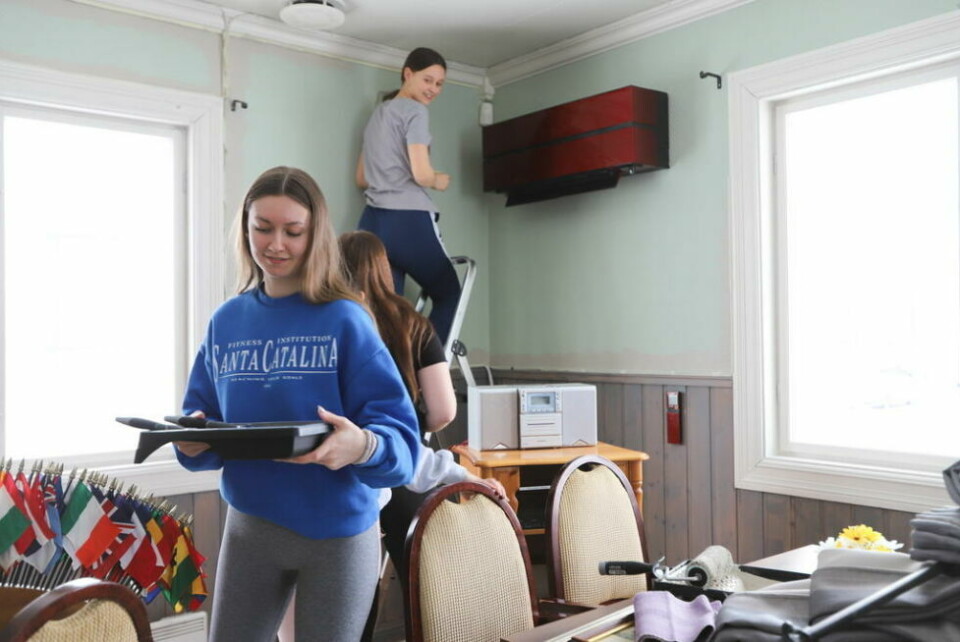 MALE-JOBB. Dagens oppdrag består i å male stua på Fauske eldresenter og rundvask av kjøkkenet i samme hus. Inntektene for jobben går til en felleskonto for jentenes russetid. MALE-JOBB. Dagens oppdrag består i å male stua på Fauske eldresenter og rundvask av kjøkkenet i samme hus. Inntektene for jobben går til en felleskonto for jentenes russetid. Foto: Lise Ailin Rosvoll Berntzen
