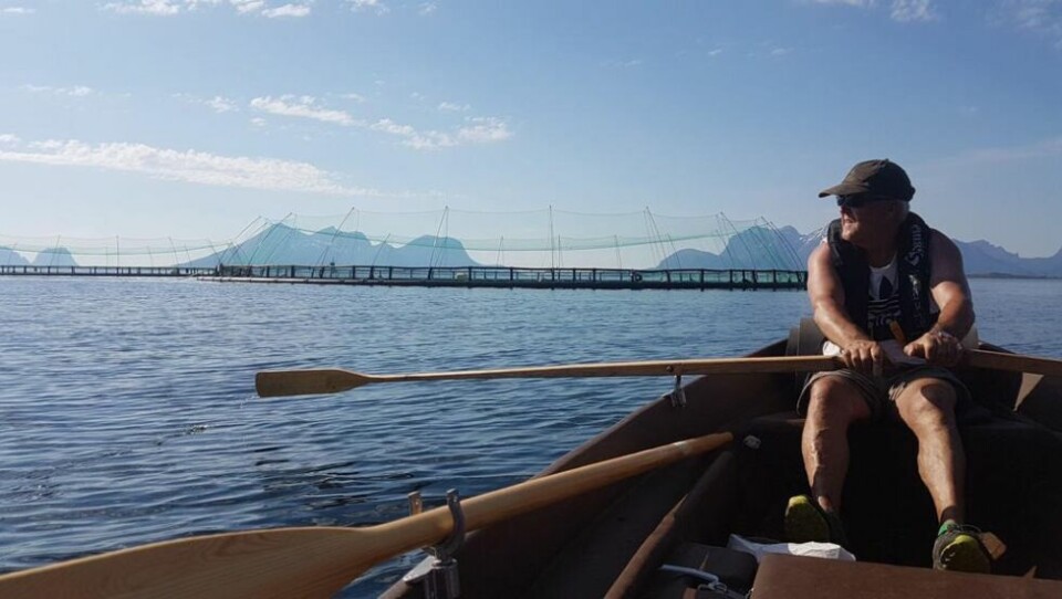 HINDRING. Ved dette oppdrettsanlegget måtte Ole og Tobias legge inn en omvei rundt merdene. HINDRING. Ved dette oppdrettsanlegget måtte Ole og Tobias legge inn en omvei rundt merdene. Foto: Tobias Alexandersen