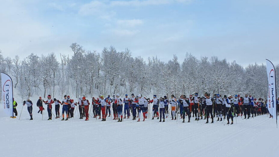 SUKSESS. Det ble et stort startfelt i årets Valnesfjord rundt, til tross for at snøen lavet ned i morgentimene på renndagen søndag. SUKSESS. Det ble et stort startfelt i årets Valnesfjord rundt, til tross for at snøen lavet ned i morgentimene på renndagen søndag. Foto: Valnesfjord IL