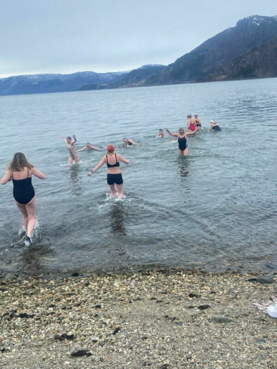 LANGGRUNT. På Skansenøyra er det langgrunt og der har en gjeng damer fra Saltdal funnet seg fast badeplass. LANGGRUNT. På Skansenøyra er det langgrunt og der har en gjeng damer fra Saltdal funnet seg fast badeplass. Foto: Solveig Strøm