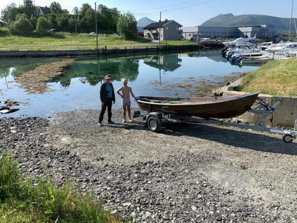 FRAMME. Da Ole og Tobias kom i land der de skulle gikk turen til butikken for å feire med smågodt. FRAMME. Da Ole og Tobias kom i land der de skulle gikk turen til butikken for å feire med smågodt. Foto: ukjent