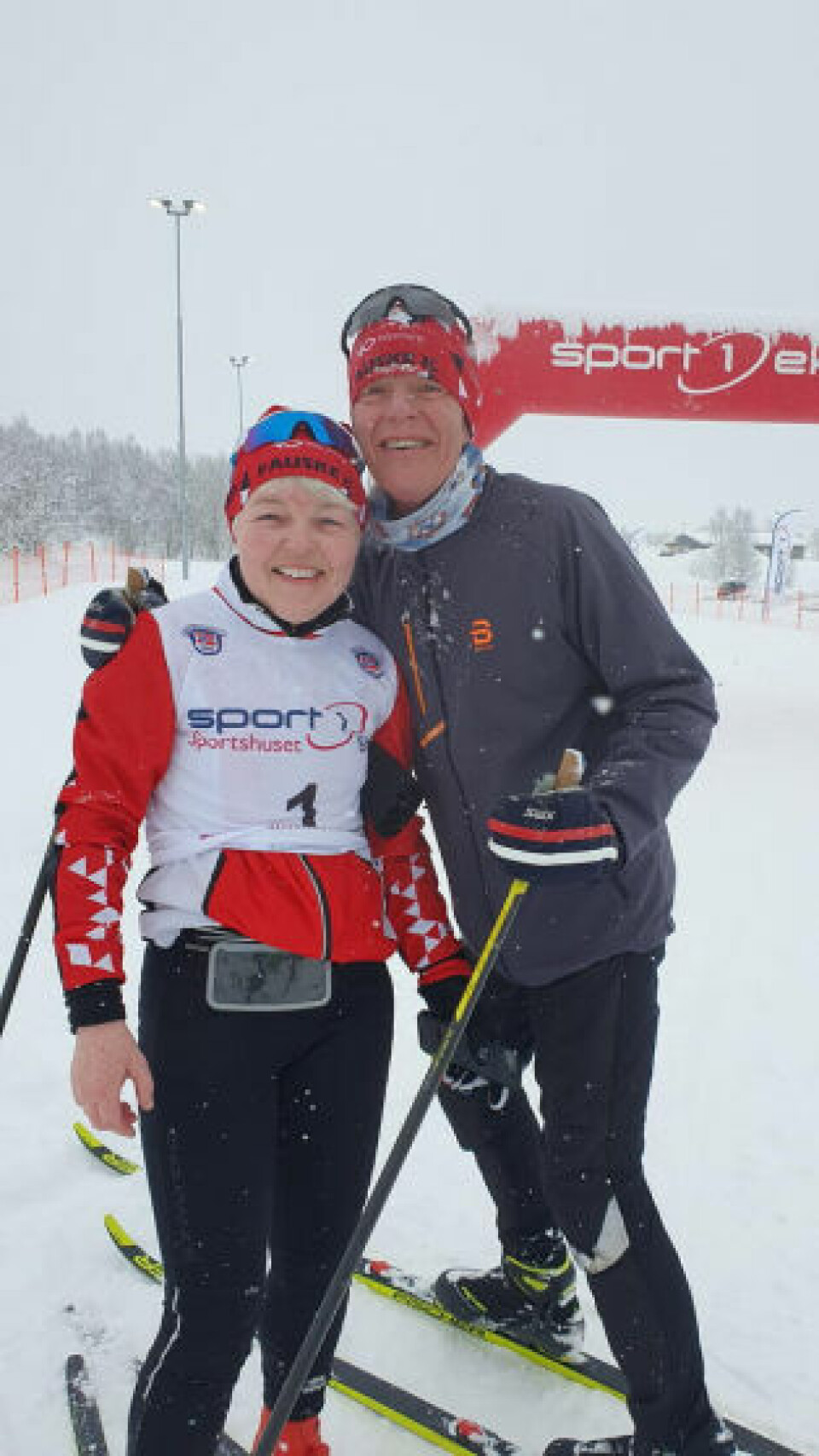 I MÅL. Therese og Bjarne Aronsen kunne smile etter målgang. - Et fint renn og løypeomlegginga synes jeg også var helt grei, sier Therese etter sin debut i dette løpet. - Det blir ikke den siste, sier hun. I MÅL. Therese og Bjarne Aronsen kunne smile etter målgang. - Et fint renn og løypeomlegginga synes jeg også var helt grei, sier Therese etter sin debut i dette løpet. - Det blir ikke den siste, sier hun. Foto: Foto: Valnesfjord IL