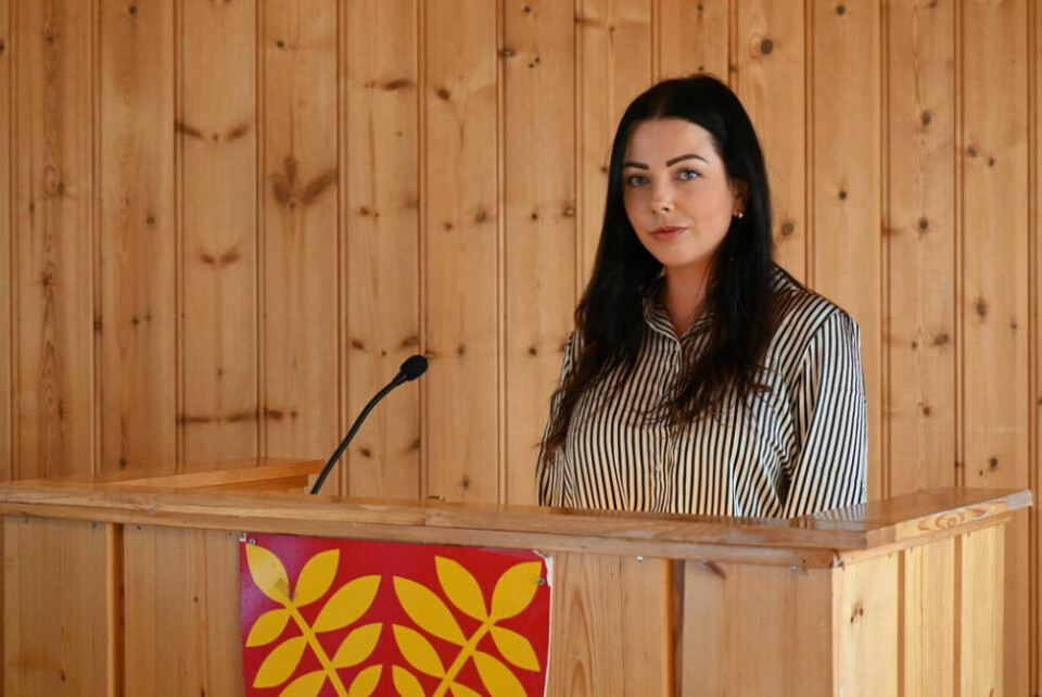 GISSEL. Lone Elvenes vil ikke la Bane NOR og Nye veier AS holde kommunestyret som gissel. GISSEL. Lone Elvenes vil ikke la Bane NOR og Nye veier AS holde kommunestyret som gissel. Foto: Lise Berntzen