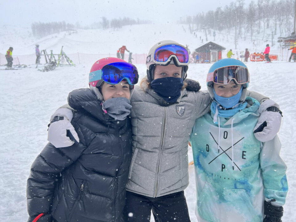 IVRIGE. Julie, Milla og Dina fra Bodø er ofte i Fjellandsbyen og har stått på ski siden de var små. - De lot slett ikke været ødelegge en fin dag i bakken. IVRIGE. Julie, Milla og Dina fra Bodø er ofte i Fjellandsbyen og har stått på ski siden de var små. - De lot slett ikke været ødelegge en fin dag i bakken. Foto: Alle foto: Espen Johansen