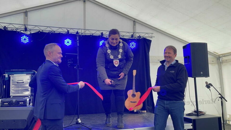 KLIPPET SNORE. Ordfører Marlen Rendall Berg i Fauske fikk oppdraget med å klippe snora, og med det erklære Wenberg Innovation Park for åpnet. KLIPPET SNORE. Ordfører Marlen Rendall Berg i Fauske fikk oppdraget med å klippe snora, og med det erklære Wenberg Innovation Park for åpnet. Foto: Helge Simonsen