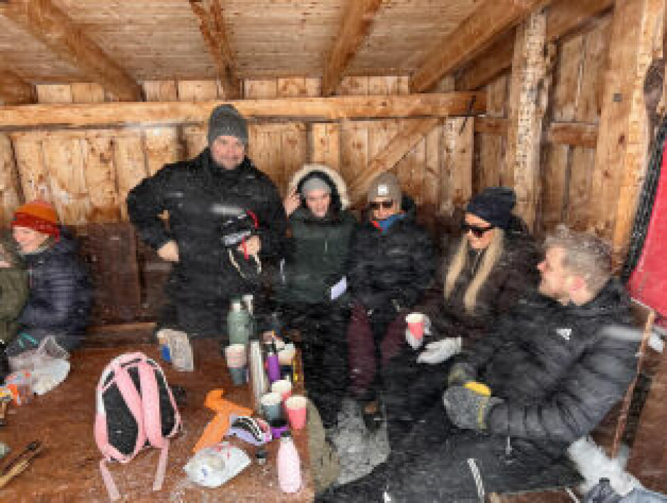 GOD STEMNING. Med tak over hodet og utsikt til bakken var det god stemning inne i gapahuken ved barnebakken. GOD STEMNING. Med tak over hodet og utsikt til bakken var det god stemning inne i gapahuken ved barnebakken.