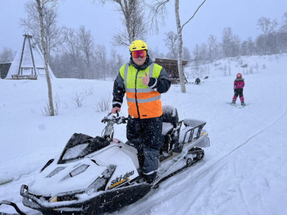 FORNØYD. Eirik Eliassen er ansatt i alpinanlegget og hadde litt å gjøre på torsdag. Her har han nettopp fått igang igjen trekket i barnebakken som hadde stoppet. FORNØYD. Eirik Eliassen er ansatt i alpinanlegget og hadde litt å gjøre på torsdag. Her har han nettopp fått igang igjen trekket i barnebakken som hadde stoppet.