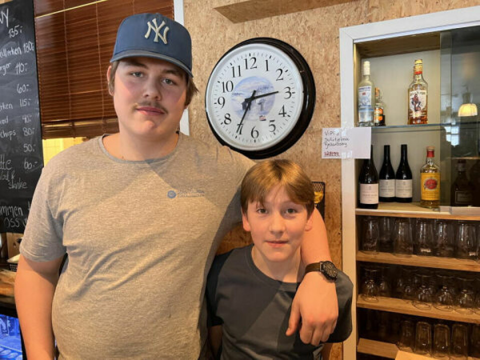 PÅ JOBB. Casper Gulliksen (16) tok rollen som mentor da Eirik Grønnslett (13) hadde sin første arbeidsdag i Fjellandsbyen. - Jeg gjør alt mulig, sier Eirik og stortrvides på jobb. PÅ JOBB. Casper Gulliksen (16) tok rollen som mentor da Eirik Grønnslett (13) hadde sin første arbeidsdag i Fjellandsbyen. - Jeg gjør alt mulig, sier Eirik og stortrvides på jobb.