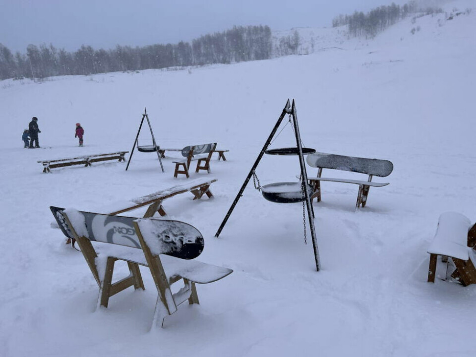 FORLATT. Været var helt ok, men det går an å skjønne at bålpanna og benkene fikk seg en hviledag. Men til helgen er det meldt bedre vær. FORLATT. Været var helt ok, men det går an å skjønne at bålpanna og benkene fikk seg en hviledag. Men til helgen er det meldt bedre vær.