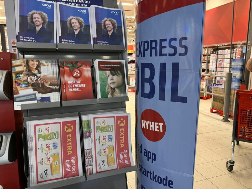 BARE HER. Skal du ha den fysiske kundeavisen til Coop Extra på Fauske må du hit på Handelsarken for å finne den. Men du kan også finne den i appen og få den på e-post. BARE HER. Skal du ha den fysiske kundeavisen til Coop Extra på Fauske må du hit på Handelsarken for å finne den. Men du kan også finne den i appen og få den på e-post. Foto: Espen Johansen