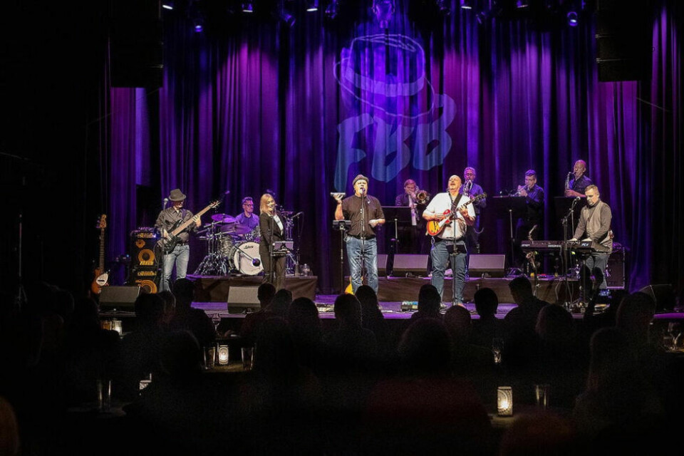 LOKALT BAND. Finneidcoopen boogie and blues er et ektefødt barn av koronatiden. I en periode hvor musikklivet var ett av mange områder som gikk i hvilemodus, ble dette bluesrock-bandet unnfanget og født. Og nå er de her, - 9 spillesugne menn og ei kvinne klare for Gata 23. LOKALT BAND. Finneidcoopen boogie and blues er et ektefødt barn av koronatiden. I en periode hvor musikklivet var ett av mange områder som gikk i hvilemodus, ble dette bluesrock-bandet unnfanget og født. Og nå er de her, - 9 spillesugne menn og ei kvinne klare for Gata 23. Foto: Hogne Bø Pettersen