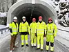 FERDIGE. Onsdag var både sikringsarbeid fullført og mobildekning på plass i de tre lengste tunnelene mellom Fauske og Sulitjelma. Fra venstre Pål Lukashaugen i Telenor, sambandsansvarlig i Nordland fylkeskommune Knut Pettersen, byggeleder elektro Ivan Furnes, fagleder elektro Per-Arne Opheim og byggeleder tunnel- og fjellsikring Per Kristian Olsen. Foto: Espen Johansen