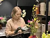 VARIASJON. Ingen dager som blomsterdekoratør er like, og man får bruk for mange ferdigheter. Å regne riktig pris er en del av jobben, i tillegg til det kreative og ferdighetsmessige.