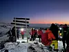 MOT TOPPEN. En pause på Stella Peak, kun 700 meter fra Uhuru Peak. Ca. 05:00, rett før soloppgang. Foto: Privat