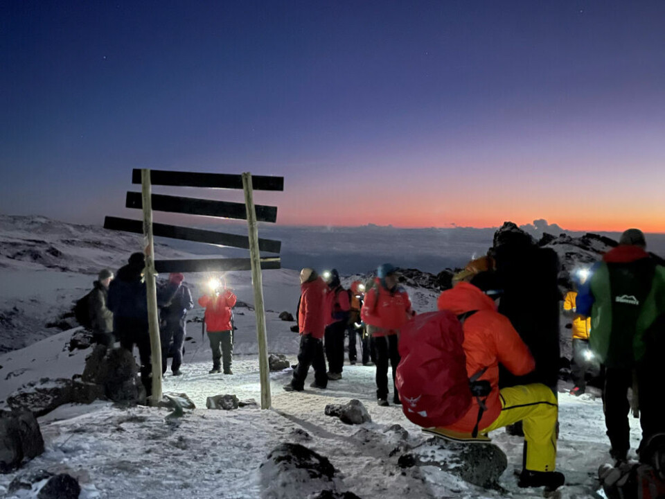 MOT TOPPEN. En pause på Stella Peak, kun 700 meter fra Uhuru Peak. Ca. 05:00, rett før soloppgang. MOT TOPPEN. En pause på Stella Peak, kun 700 meter fra Uhuru Peak. Ca. 05:00, rett før soloppgang. Foto: Privat