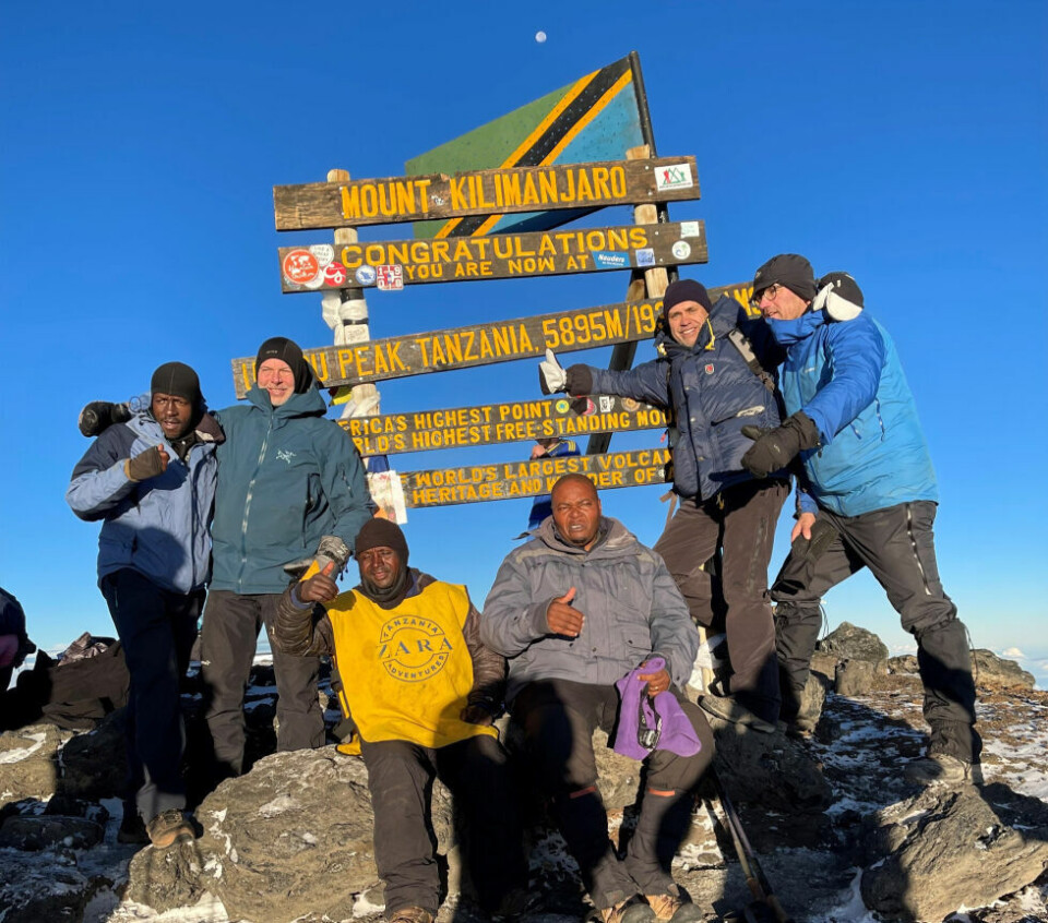 I MÅL. Endelig på toppen av Afrikas høyeste fjell, Uhuru peak på 5895 meter. Fra venstre til høyre: Zungu , Lars-Fredrik, Lukas, Theophil, Trond Ramsvik og Øyvind. I MÅL. Endelig på toppen av Afrikas høyeste fjell, Uhuru peak på 5895 meter. Fra venstre til høyre: Zungu , Lars-Fredrik, Lukas, Theophil, Trond Ramsvik og Øyvind. Foto: Privat
