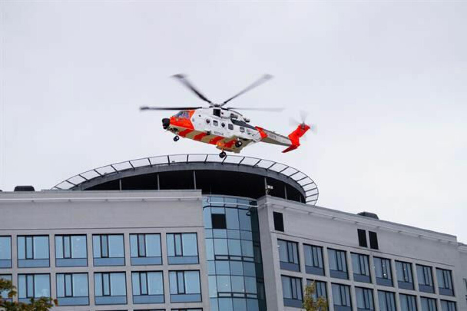 LANDER. SAR Queen foretar en vellykket testlanding på helikopterlandingsplassen i Bodø i september 2021. Alle foto: NordlandssykehusetVÆR OBS. Det er satt opp varslingsskilt som blinker rødt ved helikopterets ankomst/avgang.BØR FORLATE. Det bes at gående innenfor det røde feltet forlater området ved rødt, blinkende lys. LANDER. SAR Queen foretar en vellykket testlanding på helikopterlandingsplassen i Bodø i september 2021. Alle foto: Nordlandssykehuset