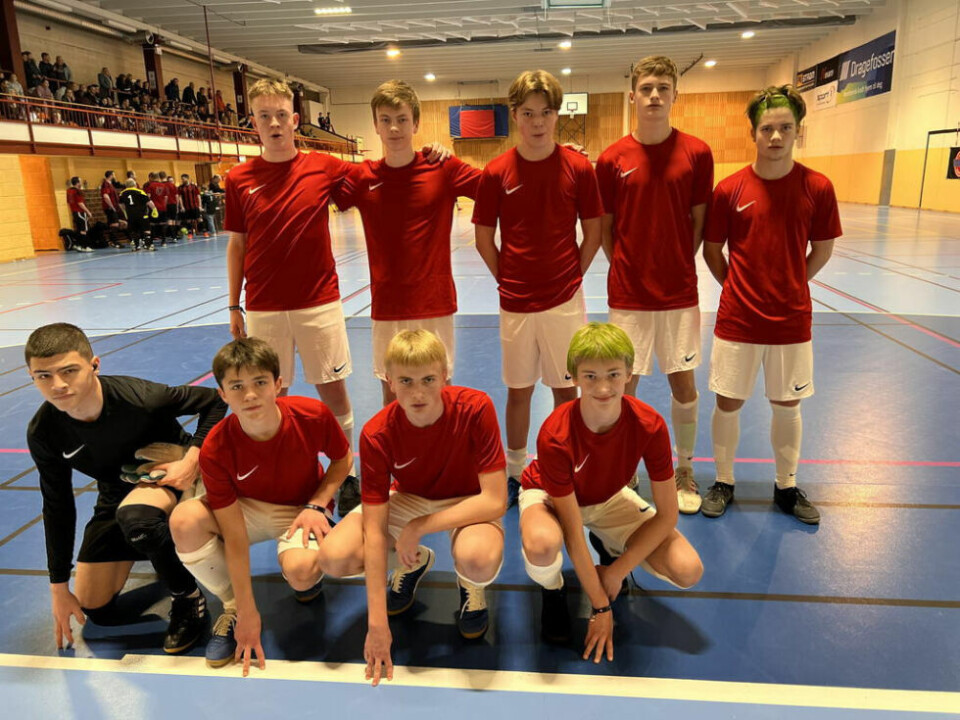 GODE. FC Cola vant tre og spilte en uavgjort kamp i innledende runder. Laget består av Samir Najem, Elias Kvamme Hansen, Mathias Olsen, Sondre Skaland, Johannes Bendiksen, Albin Albinussen, Noah Mikaelsen Bjørnli, Joakim Bjørnstrøm og Emil Pedersen. GODE. FC Cola vant tre og spilte en uavgjort kamp i innledende runder. Laget består av Samir Najem, Elias Kvamme Hansen, Mathias Olsen, Sondre Skaland, Johannes Bendiksen, Albin Albinussen, Noah Mikaelsen Bjørnli, Joakim Bjørnstrøm og Emil Pedersen. Foto: Espen Johansen