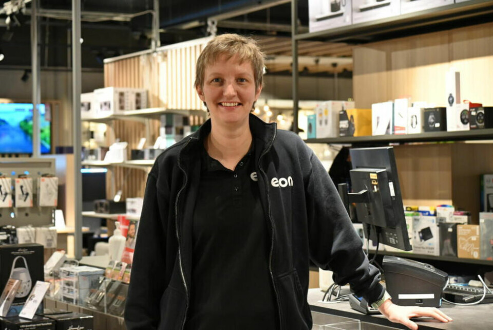 PÅ FLYTTEFOT. Daglig leder på Elon Fauske gleder seg til å flytte butikken inn i nye lokaler i Sjøgata 60. PÅ FLYTTEFOT. Daglig leder på Elon Fauske gleder seg til å flytte butikken inn i nye lokaler i Sjøgata 60. Foto: Lise Berntzen