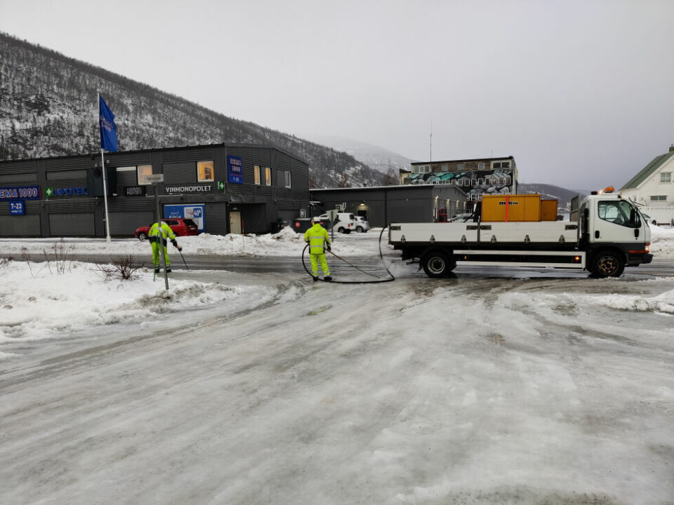 SaltenblikkEKSTREM-VÆR. Teknisk Drift hadde nok å gjøre med å holde oppe sluker og avløp langs veiene på Rognan og ellers i Saltdal denne uka.