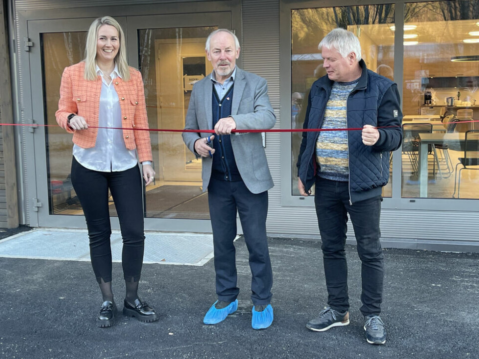 KLIPTE SNORA. Ordfører Rune Berg i Saltdal fikk æren av å klippe snoren og med det erklære det nye fabrikkbygget til Hepro for åpnet. Fra venstre: Sanna Mikaelsen i Hepro, Rune Berg og Viggo Monsen i Rognan Industripark. KLIPTE SNORA. Ordfører Rune Berg i Saltdal fikk æren av å klippe snoren og med det erklære det nye fabrikkbygget til Hepro for åpnet. Fra venstre: Sanna Mikaelsen i Hepro, Rune Berg og Viggo Monsen i Rognan Industripark. Foto: Helge Simonsen