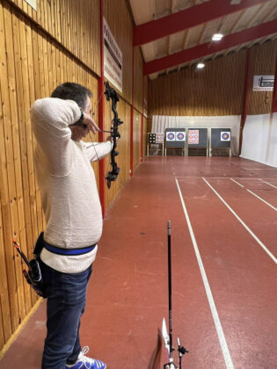 18 METER. Bueskytterne trener på 18 meters avstand fra blinken. Det er også distansen i konkurranser. 18 METER. Bueskytterne trener på 18 meters avstand fra blinken. Det er også distansen i konkurranser. Foto: Espen Johansen